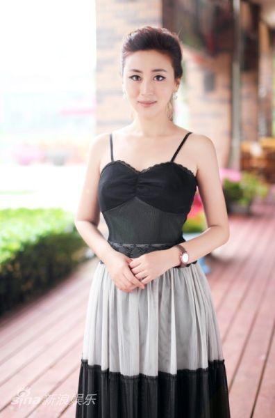 组图:石琳拍摄韵味时尚大片 显氧气美女气质