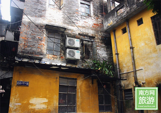 黄房子是很多70后和80后的儿时记忆,如今这种回忆正如老房子一样