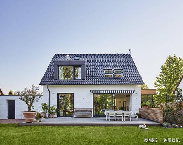 住宅设计:一个带庭院的坡顶两层小别墅,180度全景窗让你感受美
