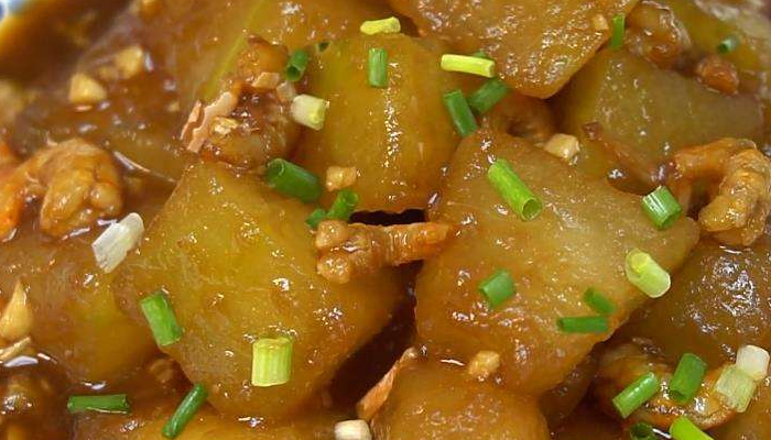 辣酱,蒜,姜,香葱各少许,高汤适量 做法:冬瓜切块,刻十字花刀:猪肉