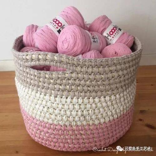 而立起来可放在桌子上的收纳筐或收纳袋,钩大钩小都可以很随意,家中多