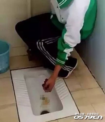一小儿麻痹男生被同学逼迫吃大便