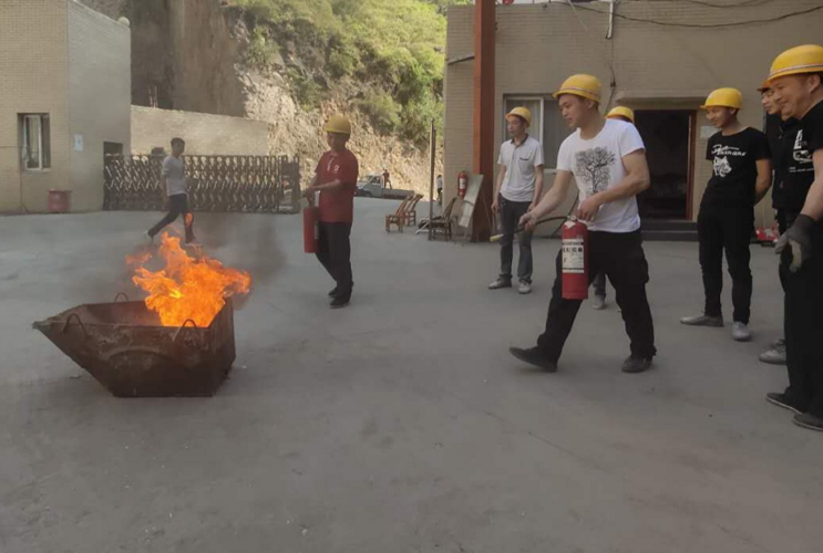 重庆巫山县报废汽车拆解中心举办实战化消防演练