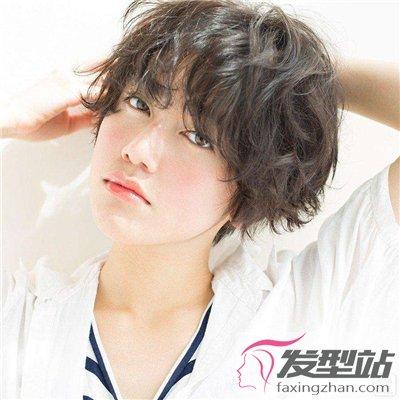 女生自然卷短发发型诠释别样时尚潮流style