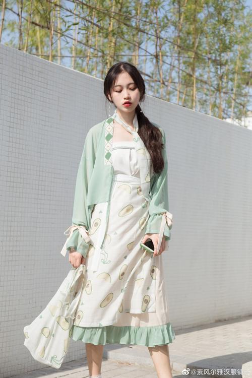 那么,传统汉服能不能与现代社会有机结合呢? 当然可以!