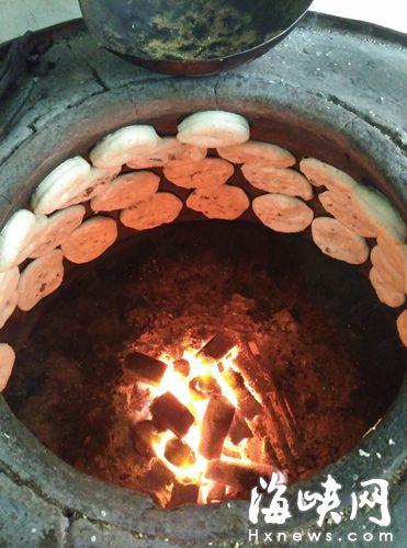 福州传统饼店坚持用炭火烤炉 熟悉味道20年不变