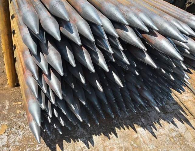 外部的另一端能够形成对岩土体的径向阻力锚杆作为深入地层的受拉构件