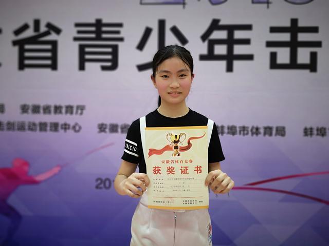 加上这枚金牌,王一诺已经拿到九个省赛冠军,其中个人冠军五个,团队