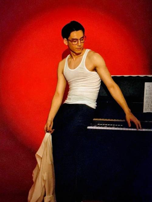 刘迦除了长相帅气,因为常年练习舞蹈,拥有非常好看的肌肉线条,身材也