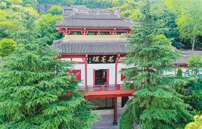 梁洪源摄早上8时半,万卷楼景区安汉城楼的仿古大门准时打开.