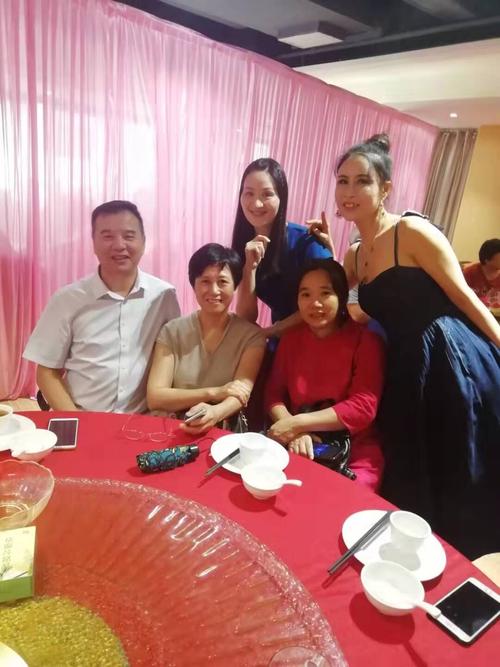 周海新,陈美萍,杨春梅等和孙主任合照