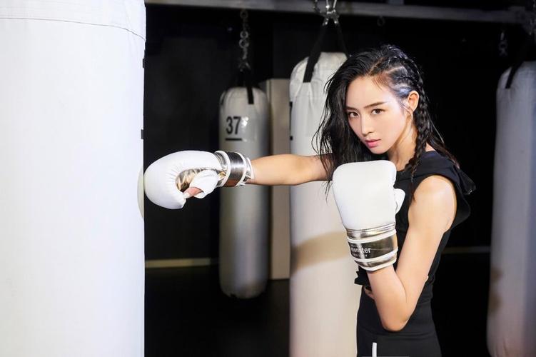 张钧甯晒拳击照,脏辫发型搭配运动套装又a又飒,却被马甲线抢镜