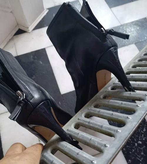 英国女子高跟鞋卡进排水渠拔不出将铁盖带回家