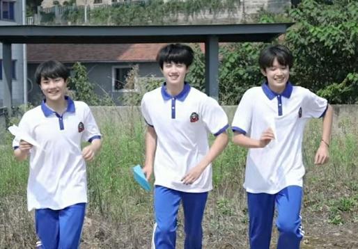 偶遇朱志鑫穿校服打篮球腿长很出众过个假期身高突破一米八