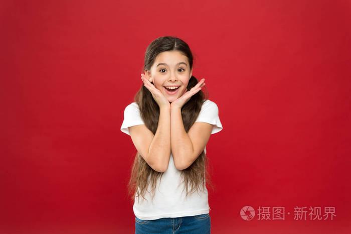 难以置信.小时尚达人张嘴.有时尚长发的小孩.红色背景的时尚女孩.