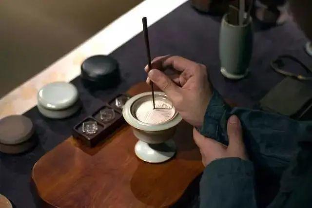 民间说香灰不落预示着什么?遇到此种情况,该怎么处理?