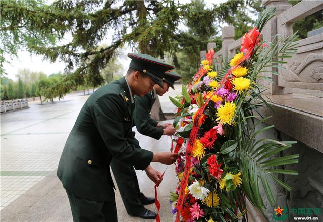 该旅官兵在烈士陵园为革命烈士扫墓.