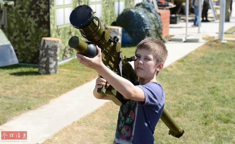 俄罗斯儿童肩扛sa-24导弹摆pose.