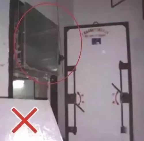 门正常开启(错误做法):人防工程防护门受通道隔墙,管道,结构横梁阻碍