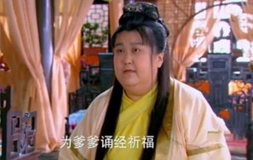 第二个:贾玲古装胖子造型,最喜欢贾玲两个深深的小酒窝,笑起来特别