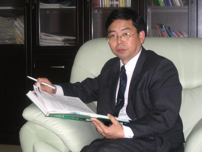 教师,省级教育科研学术带头人,中学高级教师,现任阳东广雅中学校长