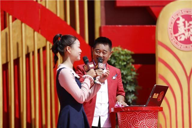 《喜上加喜》栏目走进河南西峡,节目主持人肖东坡与女嘉宾现场互动.