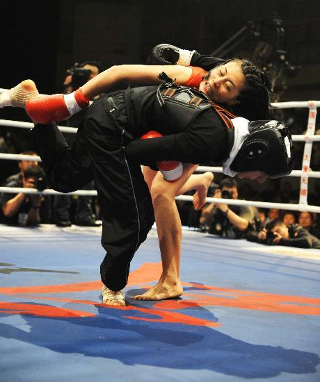 图文-中伊散打对抗赛首日赛况 李响使出无敌抱摔