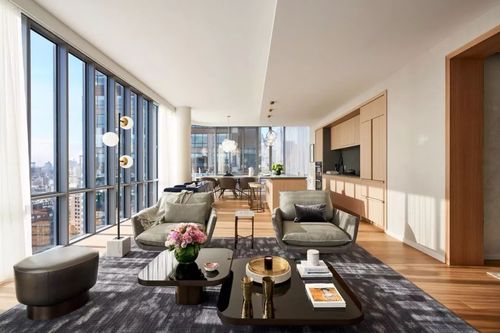 顶层公寓设有宽敞的开放式起居室,可透过落地窗欣赏迷人的光线,并
