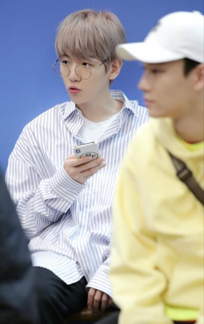 边伯贤超萌头像