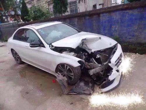 2016年奔驰c200,右侧撞护栏