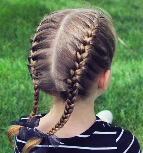 把宝宝头顶的头发编成精致的蝎子辫,能更加增添小女孩的甜美可爱,加上