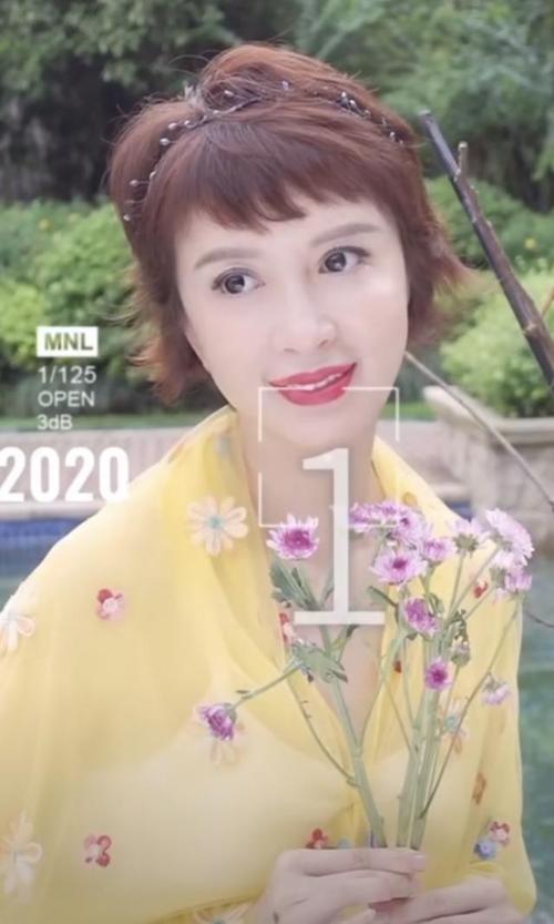 45岁金巧巧晒近照,黄色披肩显俗气,扬言不演农村人如今却更土?