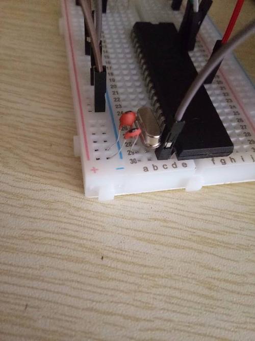 我自己在面包板上接了一个stc89c52rc单片机的时钟电路(只接了时钟
