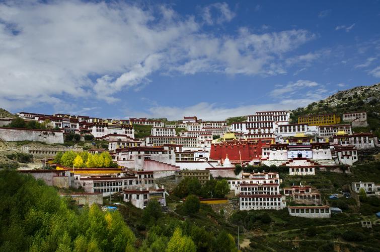 是格鲁派的祖寺,与哲蚌寺,色拉寺合称拉萨"三大寺",清世宗曾赐