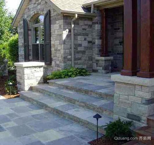 正屋大门前几步台阶好