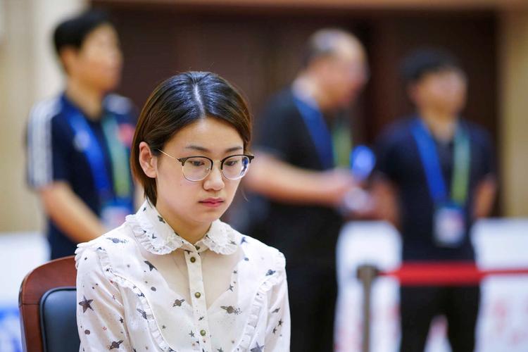 正在收棋子的於之莹再也忍不住,一下子泣不成声,令申真谞,崔精目瞪口