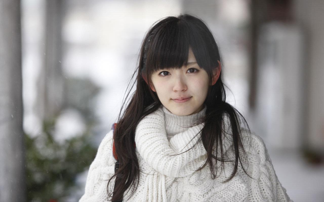 90后清纯美女雪地里唯美高清壁纸