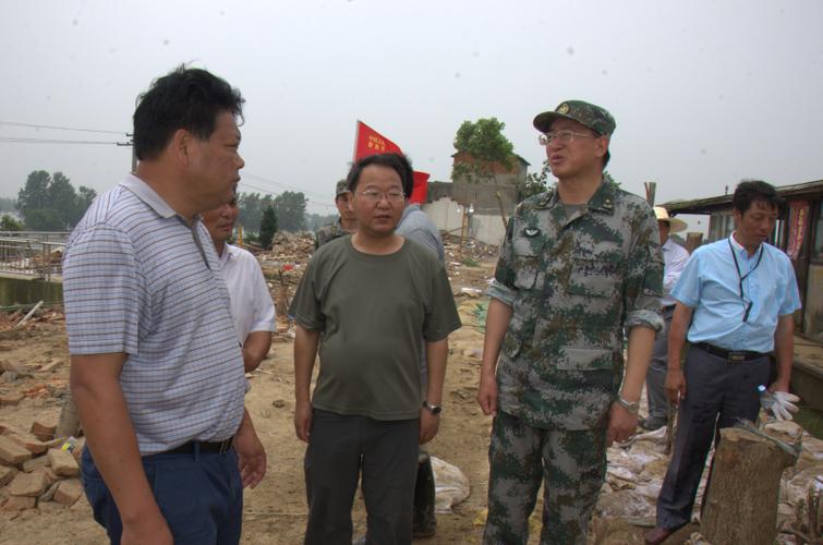 驻徐某集团军副军长李广泉在庐江县慰问在金同联圩抗洪抢险官兵