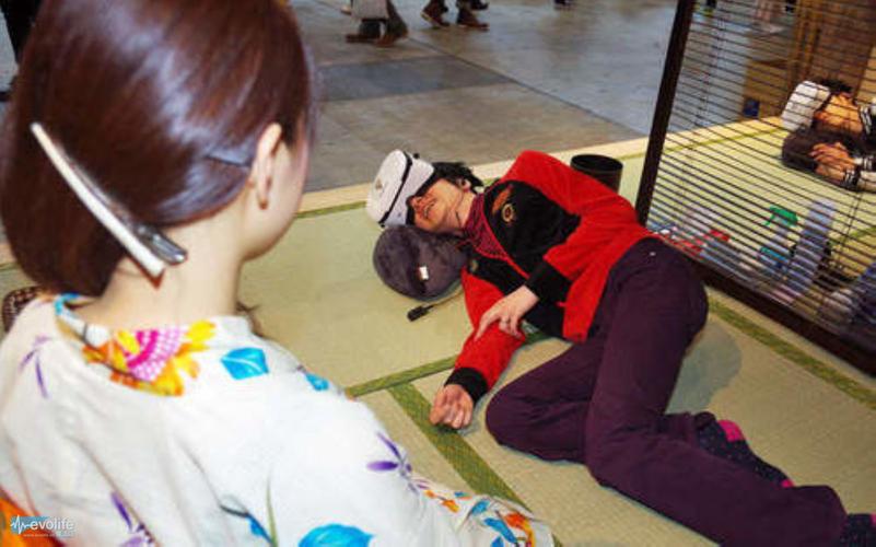 完全是羞耻play啊 不过这款vr美少女膝枕掏耳朵游戏真的好带感