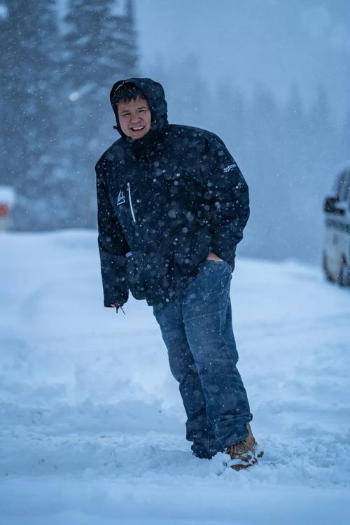 冬天里,用榴弹炮造一场雪崩才是正经事