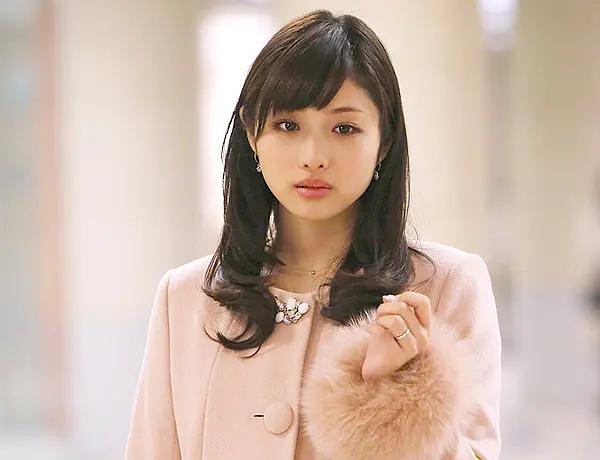 举个例子的话,2015年的日剧《失恋巧克力职人》里,石原里美的穿搭就是