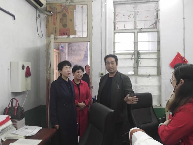 确山县教育局局长孟雪花同志深入确山五中检查工作