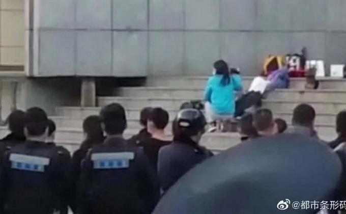 孕妇生气哭胎死腹中太原一男子当街虐猫用开水浇怀孕母猫致其死亡小猫