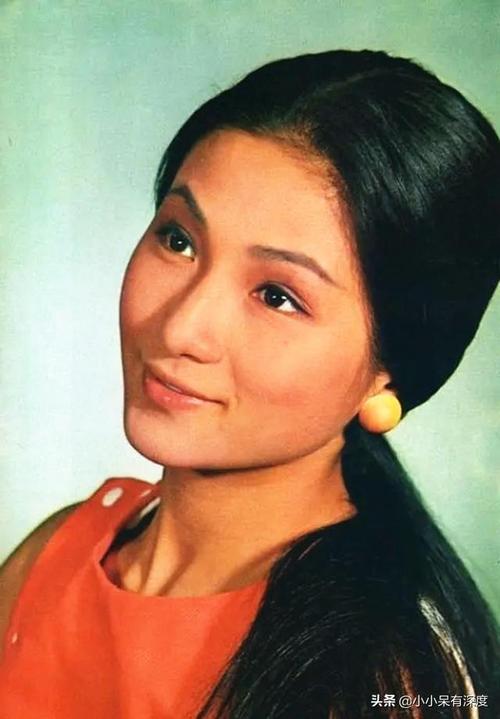 75岁的郑佩佩近照曝光头发花白脸部浮肿她年轻时颜值这么高
