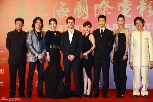 上海电影节众星pk:黄晓明拄拐冯绍峰倪妮拥吻莫小棋秀