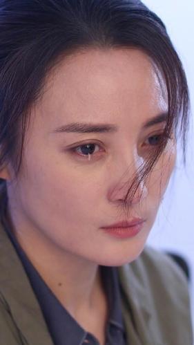 一晃多年过去,45岁的蒋勤勤风采不减当年,最近又因一组落泪生图登上热