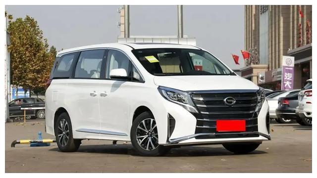 这款车型相比前三款车型的尺寸更大,是一款中大型的豪华商务mpv,虽然