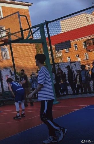 校园文里的帅气学长网友偶遇范丞丞在片场附近打篮球