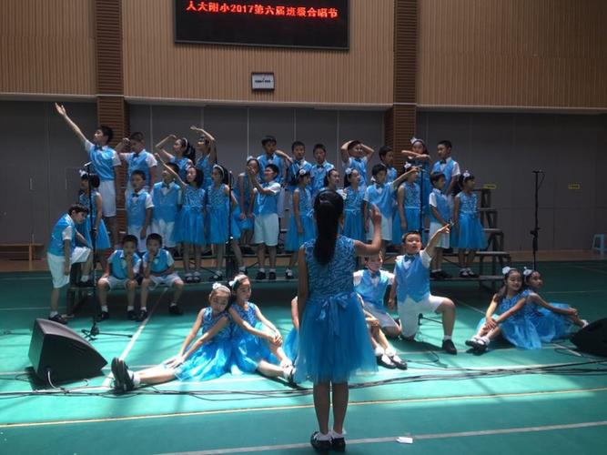 6月2日合唱比赛,我们正在摆造型,快要开始唱了.