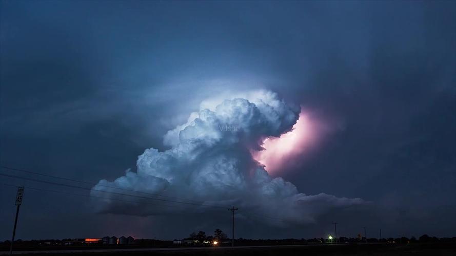 黑云电闪雷鸣i乌云下雨闪电